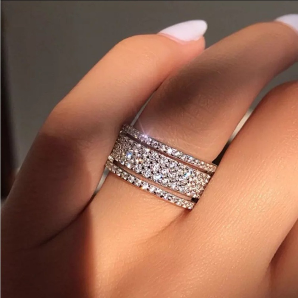 💎LUXURIOUS SILVER RING MADE WITH AAA+ QUALITY ZIRCONIAS AVAILABLE IN SIZE 9💎